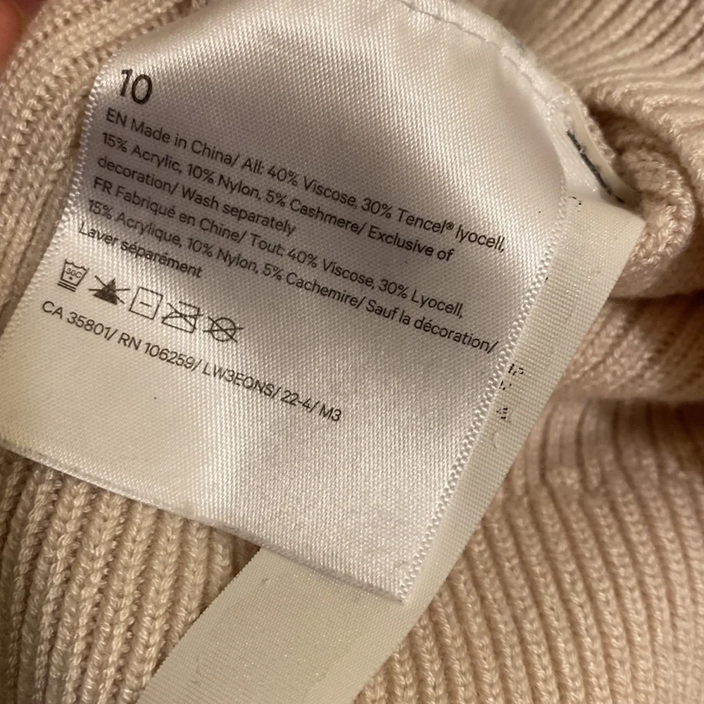 LULULEMON ATHLETICA Cream Cropped Sweater. Size 10